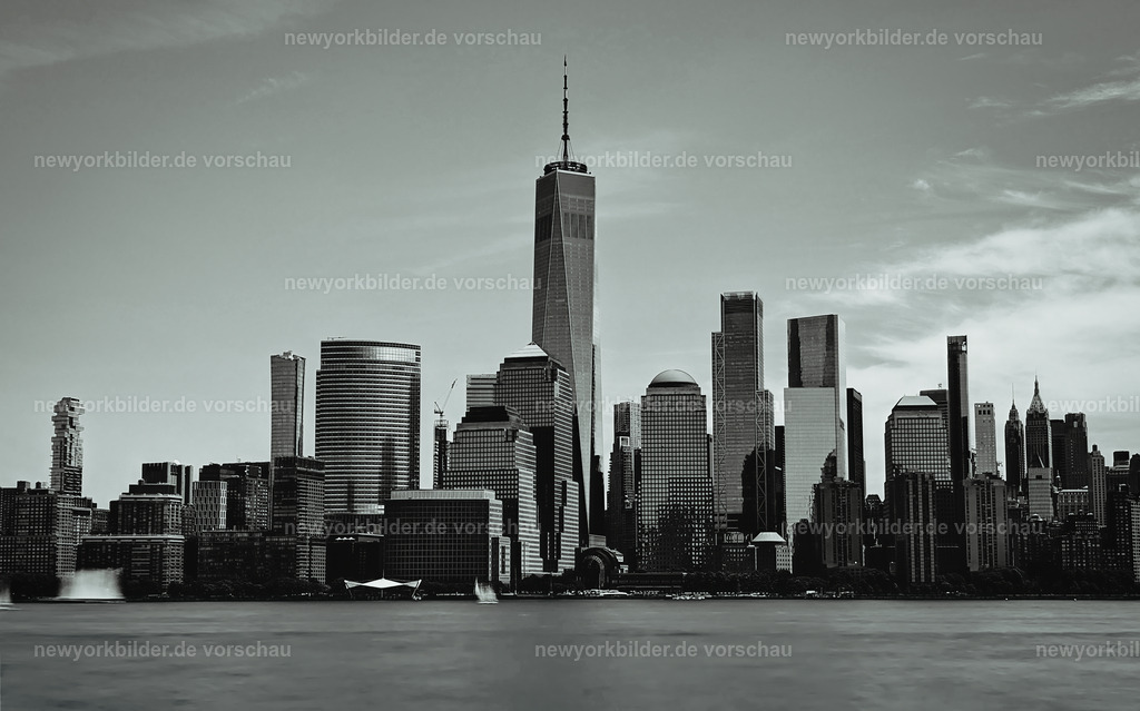 Mein Blick von Jersey City über den Hudson auf die Manhattan Skyline | Von Jersey City aus öffnet sich ein zeitloser Blick: Die Manhattan Skyline erhebt sich über den Hudson River, eingefangen in Schwarz-Weiß, während die Sommerluft sanft weht. Ein Kaffee in der Hand, die Ruhe des Moments und die Kraft der Stadt am Horizont – pure Magie