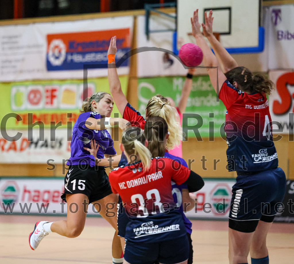 2022-11-19_028_SpVgg_Altenerding_gegen_HC_Donau-Paar | Erding, Deutschland, 19.11.2022:
Handball, Bezirksoberliga Frauen Altbayern 2022 / 2023, 5. Spieltag, SpVgg Altenerding gegen HC Donau/Paar, Endergebnis: 22:33

Lena Prem (SpVgg Altenerding, #15), Franziska Haller (HC Donau/Paar, #7), Simone Jens (HC Donau/Paar, #4)

Foto: Christian Riedel / fotografie-riedel.net