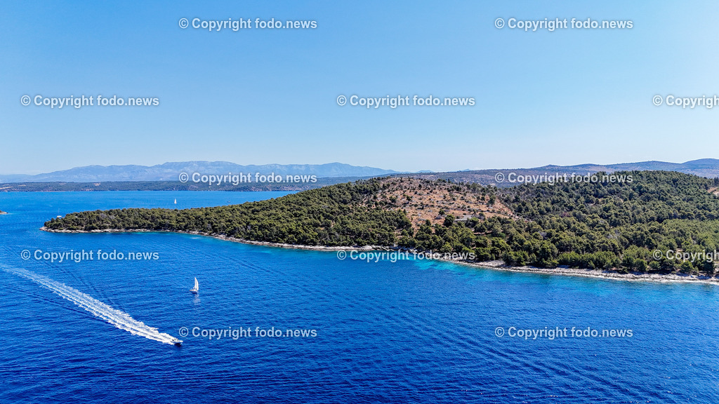 Kroatien_ Brac_ Insel in Dalmatien_ Milna_ 15.07.2025-8 | 15.07.2025, Kroatien, HRV, Brac, Insel in Dalmatien, Milna im Bild Themenbild, Strand, Felsen, Meer, Wasser, Adria, blau, Lagune, Badeplatz, Kueste, typischer Kuestenabschnitt in Kroatien, Kiefernwald, Motorboot, Luftaufnahme, Feature, Symbolbild
