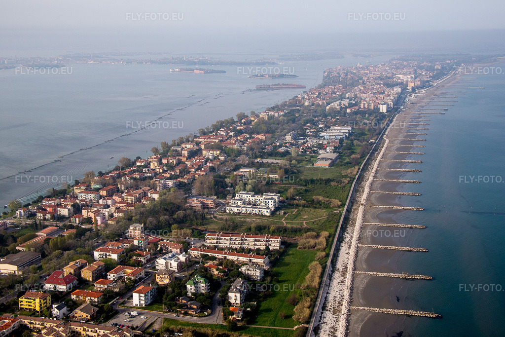 Vue aérienne: Vue de la ville à Malamocco dans le département Vénétie, Italie. Photo: IMG_087486.jpg prise le 06/04/2016 par Werner Riehm/FLY-FOTO.euRésolution de l'original: 5472 x 3648 px