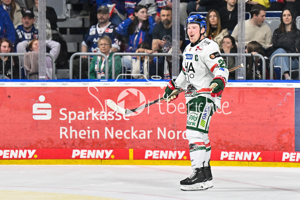 Adler Mannheim - Augsburger Panther | MANNHEIM, DEUTSCHLAND - 25. FEBRUAR: Jubel der Augsburger nach dem Siegtreffer zum 3-4 in der Verlängerung / Tor / Torschuetze / Freude / Happy während dem Match zwischen den Adler Mannheim und den Augsburger Panthern am 45. Spieltag der Penny DEL in der SAP Arena