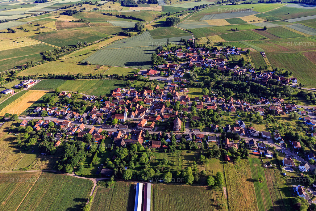 Luftbild: Dorfübersicht aus Norden in Kutzenhausen im Bundesland Bas-Rhin in Frankreich. – Foto: IMG_100782.jpg vom 08.06.2017 durch Werner Riehm/FLY-FOTO.de – Auflösung des Originals: 4977 x 3318 px