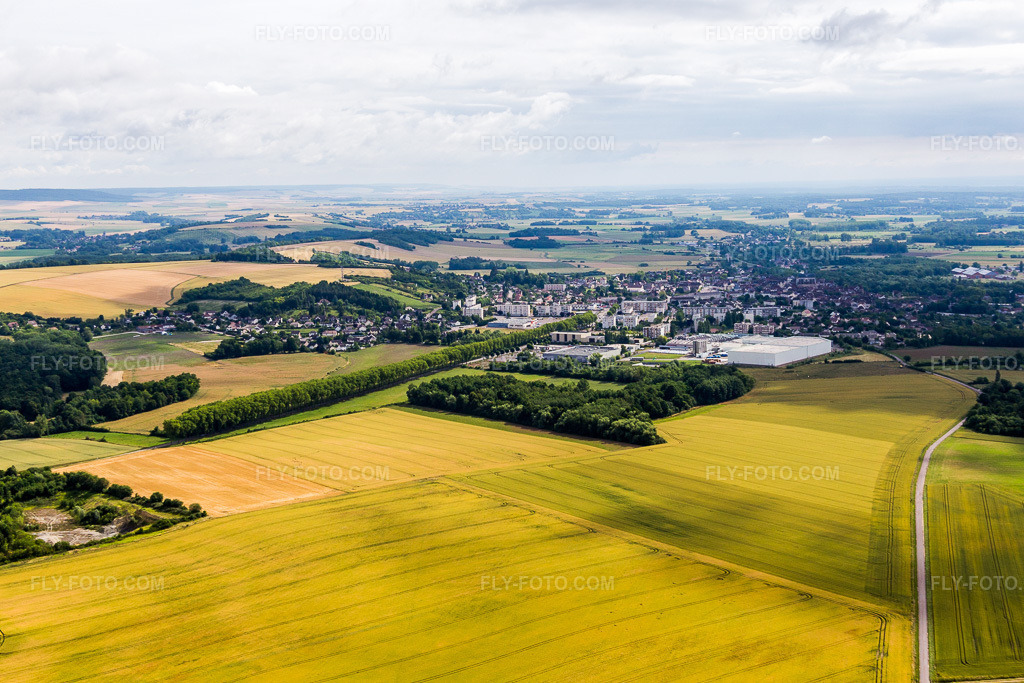 Aerial view: Yellow rapeseed fields and cultivated areas in Saint-Florentin in the state Yonne, France. – Photo: IMG_082623.jpg taken on 06/21/2015 by Werner Riehm/FLY-FOTO.com – Resolution of the original: 5086 x 3391 px