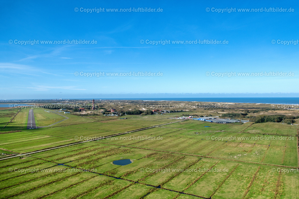 Norderney_Flughafen_ELS_6777091022 | NORDERNEY 09.10.2022 Start- und Landebahn mit Rollfeldgelände vom Flugplatz  Norderney mit Dünenfläche auf der Insel Norderney im Bundesland Niedersachsen. // Runway with tarmac terrain of airfield with dune landscape on Norderney island in the state Lower Saxony. Foto: Martin Elsen