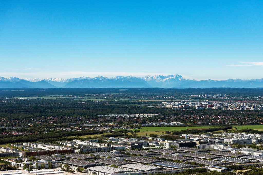 dr__0053614.jpg | MüNCHEN 12.06.2020 Blick auf den Messesee und Westeingang der Messehallen der Neuen Messe München mit dem Gebirgszug der Alpen im Hintergrund nahe Riem im Bundesland Bayern. Weiterführende Informationen bei: JAHN ARCHITECTURE, Inc.,  MESSE MÜNCHEN GMBH. // Exhibition grounds and exhibition halls of the Messe Muenchen with the mountain range of the Alps in the background in Munich in the state Bavaria. Further information at: JAHN ARCHITECTURE, Inc.,  MESSE MUeNCHEN GMBH. Foto: Daniel Reiter
