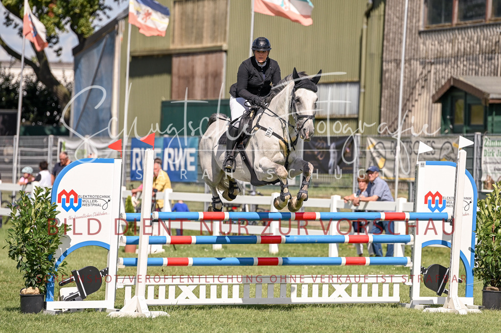 Schugtsche-Düren.2024-09.Springprf.L-100 | Schugtsche Fotografie - Realisiert mit Pictrs.com