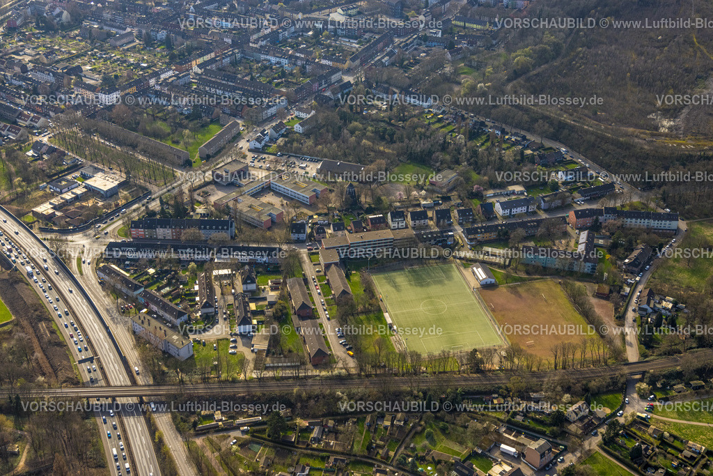 Duisburg240304473 | Luftbild, Sportanlage und Fußballstadion, SpVgg. 06/95 e.V. Duisburg-Meiderich, Wohngebiet Emstermannshof, Stau auf der Autobahn A59, Untermeiderich, Duisburg, Ruhrgebiet, Nordrhein-Westfalen, Deutschland, Duisburg-N