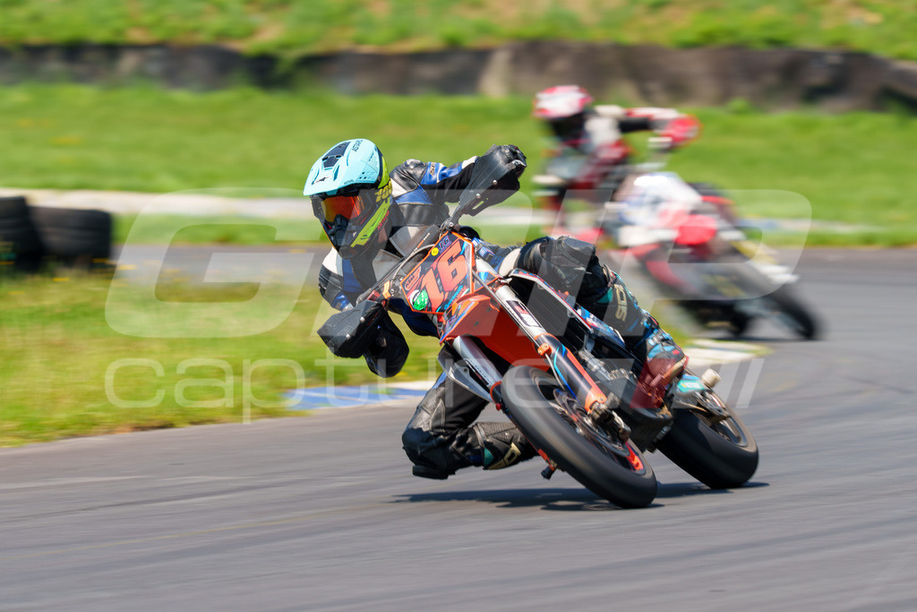 G-Cup + Supermoto Staatsmeisterschaft + Hungarian Supermoto Championship | GRIPcapture steht für authentische Sportfotografie in Österreich – für Momente, die mehr sind als Geschwindigkeit oder Ergebnis. Es geht um Emotion, Spannung, Fokus und den Augenblick, der oft nur einen Wimpernschlag dauert.Ob Motorsport, Teamsport oder 