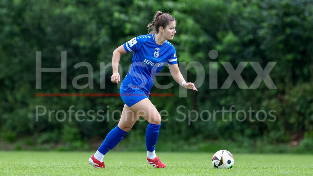 Fussball, Testspiel Frauen, SV Meppen - SpVg Aurich | Anouk Blaschka (SV Meppen, 10) am Ball, Freisteller, Einzelbild, Ganzkörper, Aktion, Action, Spielszene