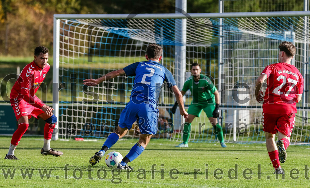 2023-11-04_086_FC_Langengeisling_gegen_VfL_Waldkraiburg | Erding, Deutschland, 04.11.2023:
Fußball, Bezirksliga Oberbayern Ost 2023 / 2024, 16. Spieltag, FC Langengeisling gegen VfL Waldkraiburg, Endergebnis: 2:0

Luciano Liquiliqui (VfL Waldkraiburg, #20), Lucas Seeholzer (FC Langengeisling, #2), Torwart Bekir Karatepe (VfL Waldkraiburg, #42), Valmir Bakiji (VfL Waldkraiburg, #27)

Foto: Christian Riedel / fotografie-riedel.net