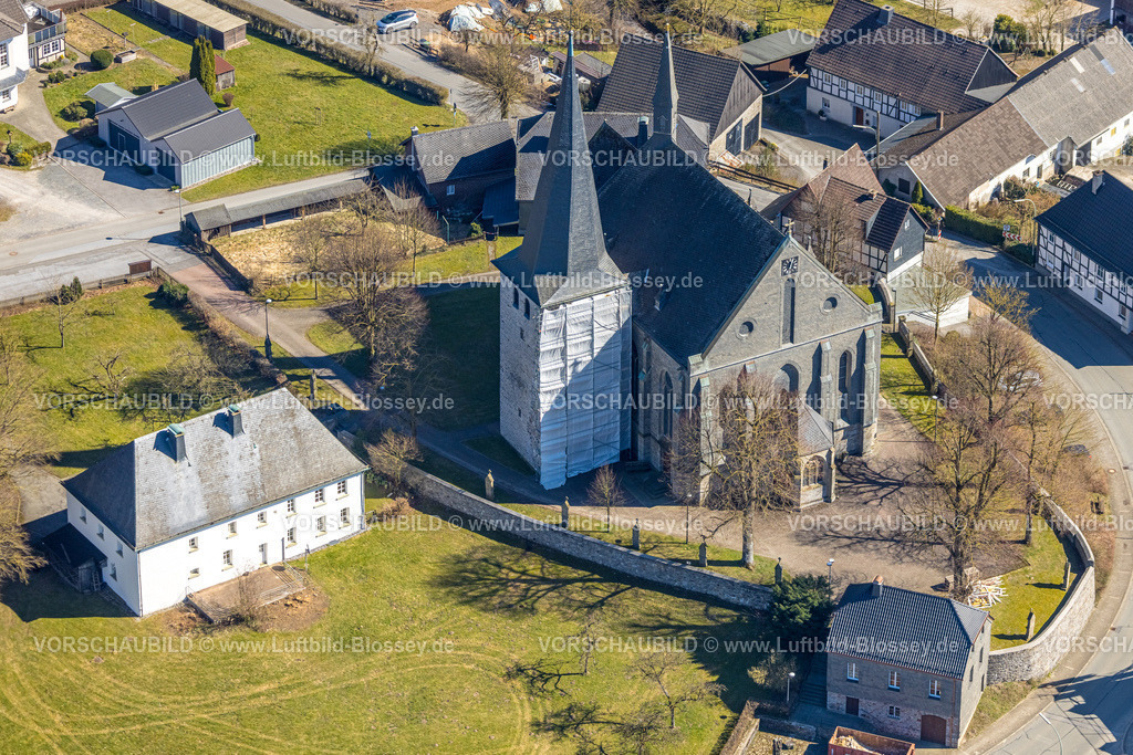 Sundern250304634 | Luftbild, Bauarbeiten am Kirchturm der St. Martinus Kirche, Hellefeld, Sundern, Sauerland, Nordrhein-Westfalen, Deutschland