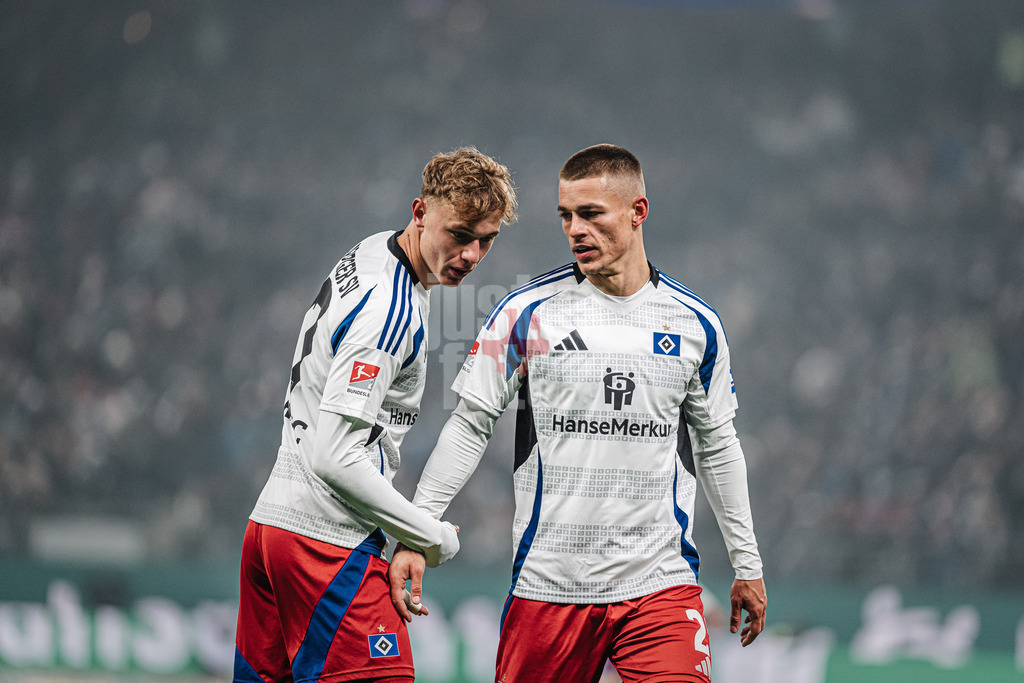 Fußball | Männer | Saison 2024/2025 | 2. Fußball-Bundesliga | 18. Spieltag | Hamburger SV vs. 1. FC Köln | 18.01.2025 | v.l. Absprache zwischen Adam Karabec (#17, HSV) und Miro Muheim (#28, HSV)