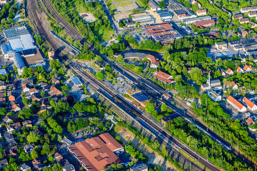Uelzen_Bahnhof_ELS_3419050623 | UELZEN 05.06.2023 Gleisverlauf und Bahnhofsgebäude der Deutschen Bahn am " Hundertwasser-Bahnhof Uelzen " in Uelzen im Bundesland Niedersachsen, Deutschland. Weiterführende Informationen bei: DB Netz AG,  DIE HUNDERTWASSER GEMEINNÜTZIGE PRIVATSTIFTUNG,  Deutsche Bahn AG,  Ingenieurbüro Mencke &amp; Tegtmeyer GmbH. Nur für redaktionelle Nutzung freigegeben ! // Station railway building of the Deutsche Bahn in Uelzen in the state Lower Saxony, Germany. Further information at: DB Netz AG,  DIE HUNDERTWASSER GEMEINNUeTZIGE PRIVATSTIFTUNG,  Deutsche Bahn AG,  Ingenieurbuero Mencke &amp; Tegtmeyer GmbH. Editorial use only ! Foto: Martin Elsen