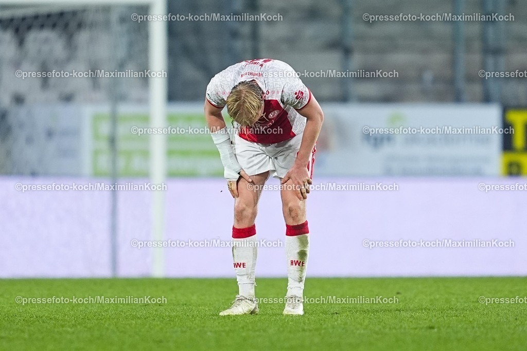 xYDRx01022601077 | 01.02.2026, xydrx, Fußball, 3.Liga, Rot-Weiss Essen - SV Wehen Wiesbaden, Saison 2025 2026, Stadion an der Hafenstraße: Ben Huening (Rot-Weiss Essen #15) enttäuscht vom 1:1 Endstand   DFB regulations prohibit any use of photographs as image sequences and or quasi-video. Photo: xYannisxDreimannxPressefotoKochx