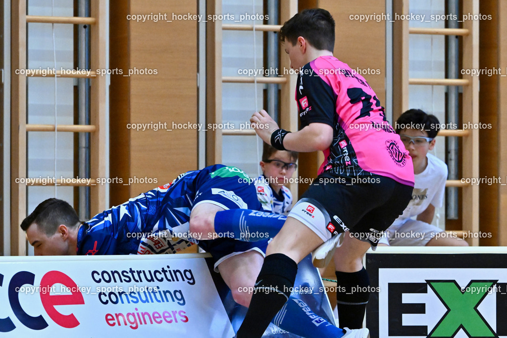 VSV Unihockey vs. Wiener Floorballferein 6.4.2024 | #19 Philipp Seiser VSV Unihockey, #79 Christopher Langer Wiener Floorballverein, VSV Unihockey vs. Wiener Floorballferein 6.4.2024, VSV Unihockey vs. Wiener Floorballferein  am 06.04.2024 in Villach (Ballspielhalle St. Martin), Austria, (Photo by Bernd Stefan)