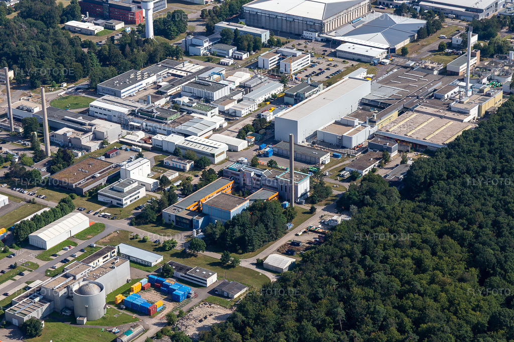 Luftbild: Forschungs- Gebäude und Bürokomplex des Karlsruhe Institut für Technologie Campus Nord an der Hochstetter Straße im Ortsteil Leopoldshafen in Eggenstein-Leopoldshafen im Bundesland Baden-Württemberg in Deutschland. Foto: IMG_128103.jpg vom 12.08.2021 durch Werner Riehm/FLY-FOTO.de