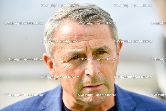 AUT, Ankunft Fortuna Duesseldorf 95 am Flughafen Linz | 20.06.2022, Flughafen Linz, AUT, Ankunft Fortuna Duesseldorf 95 am Flughafen Linz, im Bild Klaus Allofs (Fortuna Duesseldorf 95, Vorstand Sport und Kommunikation)