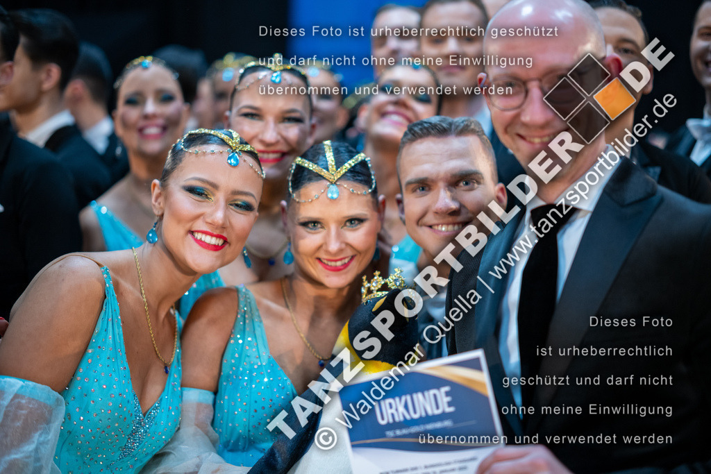 20250118-11989 | Hier finden Sie Tanz Bilder vom Latein und Standard Formationen tanzen. Sportbilder vom Tanzsport. Schöne Fotos und von Weltmeisterschaft, Europameisterschaft, Bundesliga, Regionalliga, Oberliga und Landesliga sowie von GOC Stuttgart, DanceComp, WM Bremen