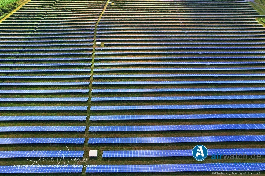 Solarpark Eggebek in Schleswig-Holstein - Wirtschaftlichkeit und versteckte Kosten | Wirtschaftlichkeit und versteckte Kosten - Obwohl Glas und Aluminium hochwertig recycelbar sind, ist das Gesamtrecycling oft teurer als die Deponierung (die in der EU jedoch verboten ist). - Kostenlücke: Die Rückgewinnung von wertvollem Silizium und Silber ist technisch möglich, aber energieintensiv. Ohne gesetzliche Pflicht (wie in der EU) wäre die einfache Entsorgung auf der Mülldeponie mit 1 bis 5 Dollar pro Modul deutlich günstiger als das Recycling mit 15 bis 45 Dollar pro Modul.