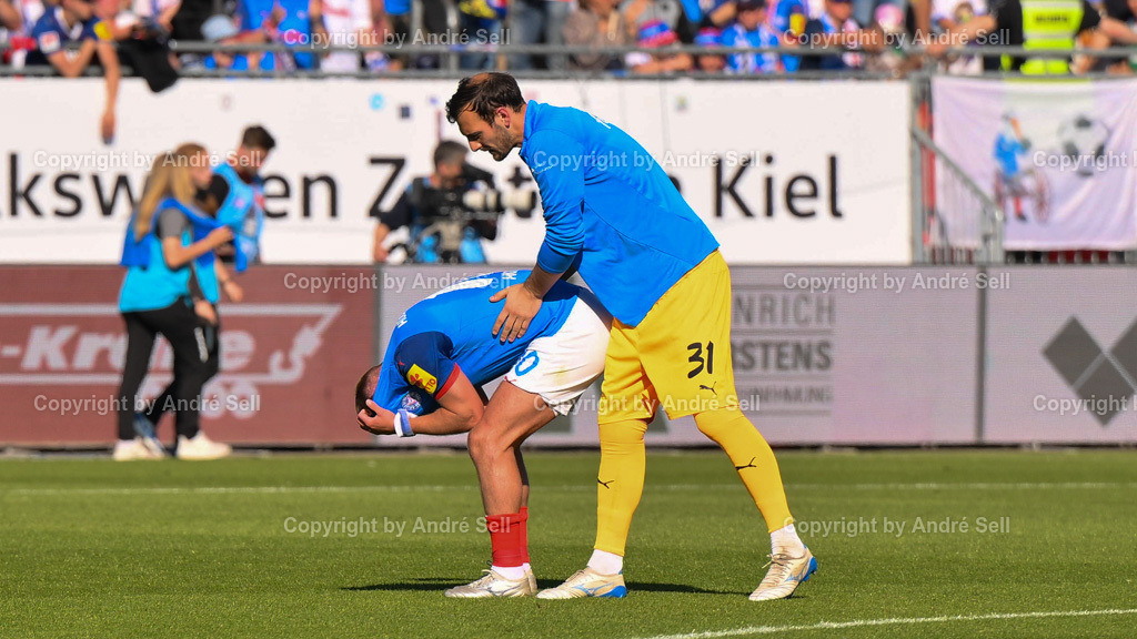 Holstein Kiel vs SC Freiburg | Holstein-Spieler nach dem Spielende und besiegeltem Abstieg / Fußball-Bundesliga Männer 2024/2025 / 33. Spieltag / Holstein Kiel vs SC Freiburg / Holstein-Stadion / Kiel / 10.05.25 - Realisiert mit Pictrs.com