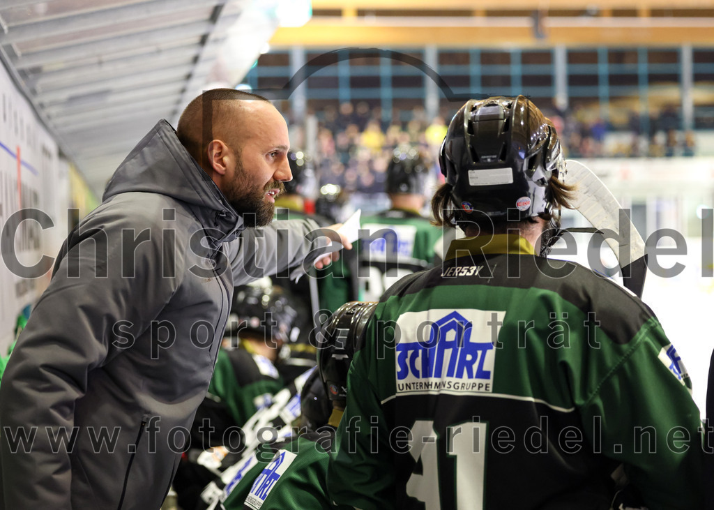 2023-02-10_052_TSV_Erding_gegen_ERSC_Amberg | Erding, Deutschland, 10.02.2023:
Eishockey, Bayernliga Meisterrunde Gruppe B 2022 / 2023, 3. Spieltag, TSV Erding gegen ERSC Amberg, Endergebnis: 6:3

Teamchef Felix Schütz (Erding Gladiators)

Foto: Christian Riedel / fotografie-riedel.net