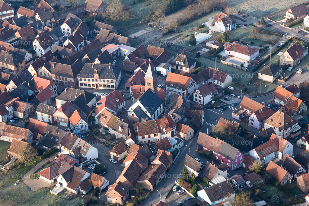 Aerial view: Lutheran-Protestant fortified church in the village center, surrounded by a ring of houses in Dossenheim-sur-Zinsel in the state Bas-Rhin, France.Photo: IMG_105324.jpg taken on 03/25/2018 by Werner Riehm/FLY-FOTO.comResolution of the original: 5472 x 3648 px
