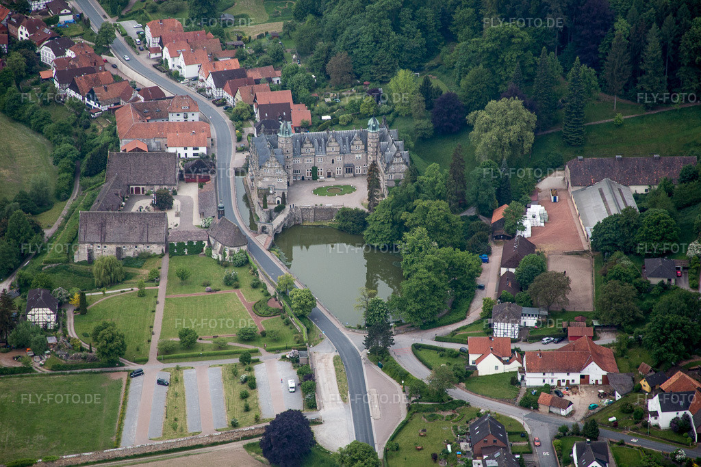 Luftbild: Gebäude und Schloßpark- Anlagen des Wasserschloß Schloss Hämelschenburg im Ortsteil Hämelschenburg in Emmerthal im Bundesland Niedersachsen in Deutschland. Foto: IMG_079460.jpg vom 24.05.2015 durch Werner Riehm/FLY-FOTO.de