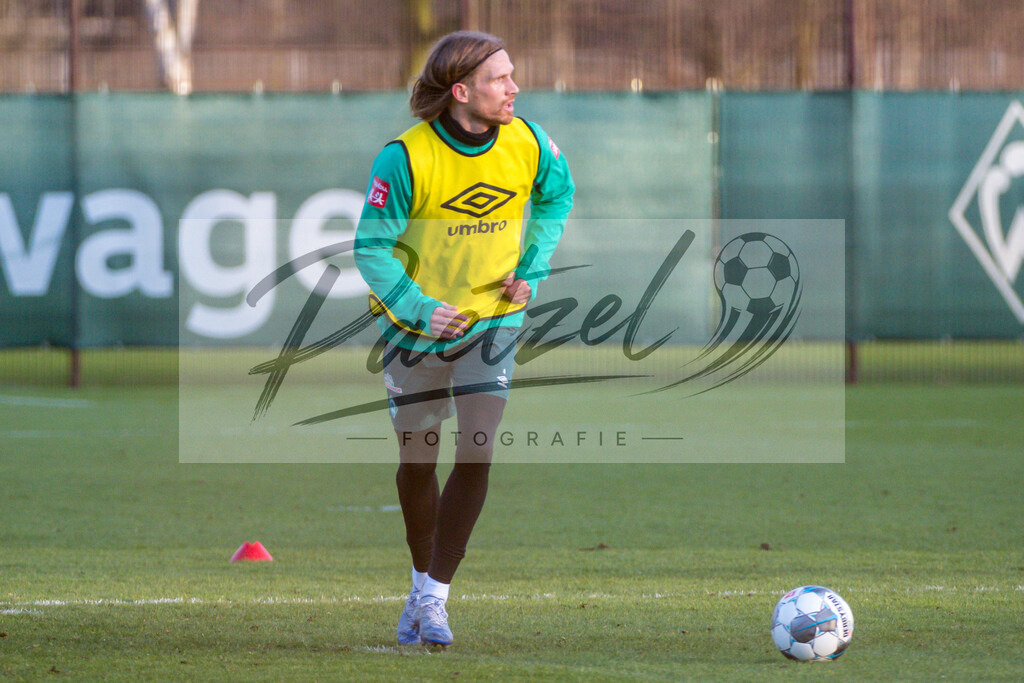 20200218_TRASVW_0057 | Fussball, Herren: Michael Lang (Werder Bremen) in Aktion, am Ball, Einzelaktion waehrend der Trainingseinheit des SV Werder Bremen auf dem wohninvest Weserstadion Trainingsplatz am 18.02.2020 in Bremen, Deutschland. - Realisiert mit Pictrs.com