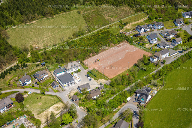 Schmallenberg240504957Boedefeld | Luftbild, alter Ascheplatz Sportplatz und ehemalige kath. Grundschule, Baustelle mit Neubau, Wohngebiet Ortsansicht Ortsteil Kirchrarbach umgeben von Wiesen und Feldern, Kirchrarbach, Schmallenberg, Sauerland, Nordrhein-Westfalen, Deutschland