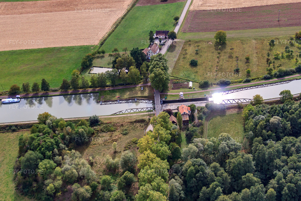 Luftbild: Écluse n°42 de Mutzenhouse am Canal de la Marne au Rhin in Mutzenhouse im Bundesland Bas-Rhin in Frankreich. – Foto: IMG_53568.jpg vom 30.09.2012 durch Werner Riehm/FLY-FOTO.de – Auflösung des Originals: 4443 x 2962 px