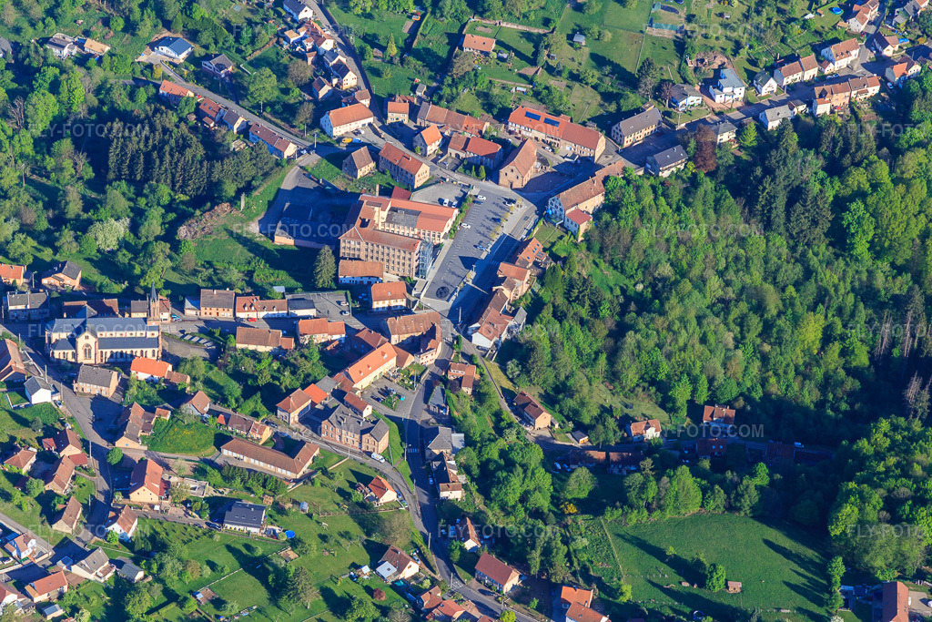 Aerial view: Rue de Bitche in Goetzenbruck in the state Moselle, France.Photo: IMG_146054.jpg taken on 05/01/2025 by Werner Riehm/FLY-FOTO.comResolution of the original: 5472 x 3648 px