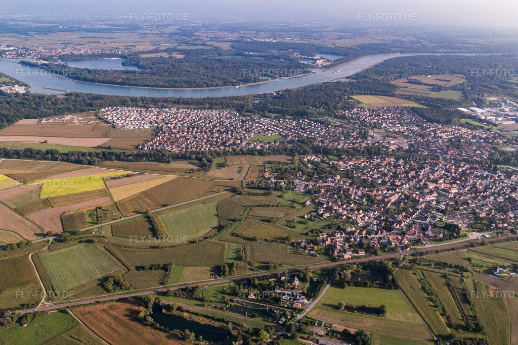 Luftbild: Ortsansicht von Norden in Drusenheim im Bundesland Bas-Rhin in Frankreich. – Foto: P1000942.jpg vom 15.09.2014 durch Werner Riehm/FLY-FOTO.de – Auflösung des Originals: 5472 x 3648 px