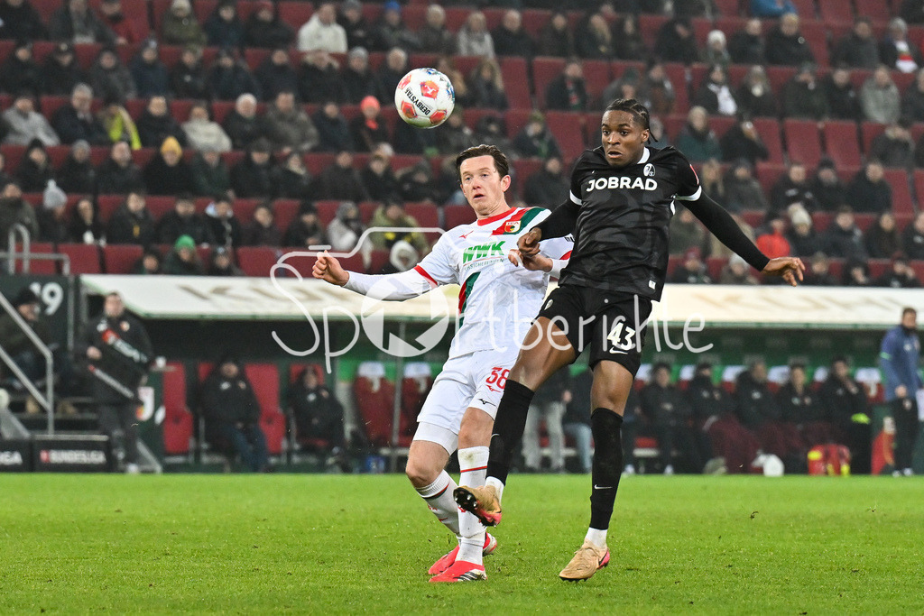 FC Augsburg - SC Freiburg | AUGSBURG, GERMANY - 18. JANUARY: im Duell Michael GREGORITSCH (FC Augsburg 38) und Ifechukwu Bruno OGBUS (SC Freiburg 43) / während dem Bundesligamatch zwischen dem FC Augsburg und dem SC Freiburg am 18. Spieltag in der WWK-Arena / DFL REGULATIONS PROHIBIT ANY USE OF PHOTOGRAPHS AS IMAGE SEQUENCES AND/OR QUASI-VIDEO