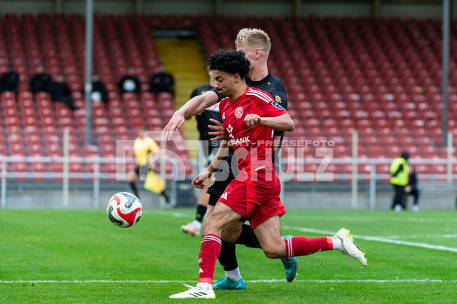 20241102_NSZ_6053 | Hamza Anhari (Fortuna Düsseldorf U23,No.10) im Zweikampf mit Barne Pernot (Fortuna Köln,No.04) DEU, Düsseldorf, 02.11.2024 Fußball, Regionalliga West, Saison 2024/2025, 14. Spieltag, Fortuna Düsseldorf U23 - SC Fortuna Köln - Realisiert mit Pictrs.com