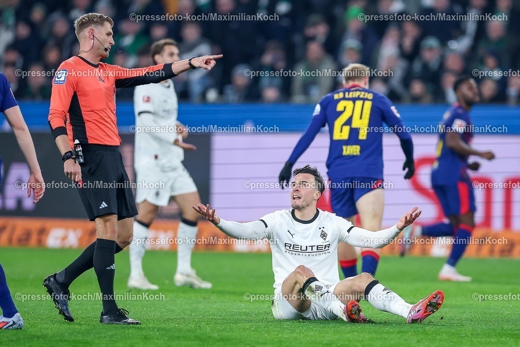 BMG28112501029 | 28.11.2025, Fußball, Borussia Mönchengladbach - RB Leipzig, 1. Fußball Bundesliga, 12.Spieltag, Borussia-Park, Saison 2025 2026: Haris Tabakovic (Borussia Mönchengladbach #15) gestikulierend am Spielfeldboden neben Schiedsrichter Timo Gerach DFB regulations prohibit any use of photographs as image sequences and or quasi-video.