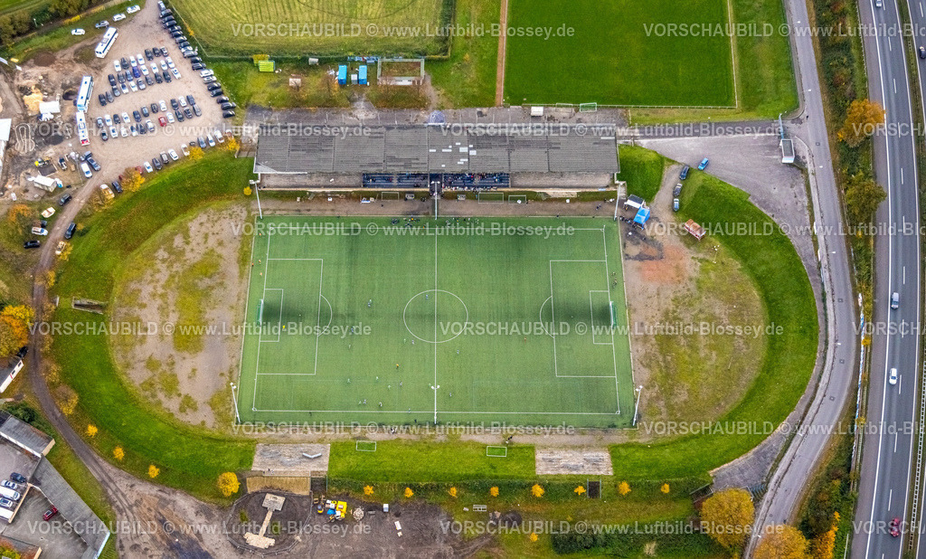 Gelsenkirchen231103047-2 | Luftbild, Frauenfußball Fußballspielerinnen auf dem Feld der Kampfbahn Glückauf mit Tribüne, Fußballstadion des DJK Teutonia Schalke-Nord 1921 e.V., ehemalige Heimspielstätte des FC Schalke 04, Schalke-Nord, Gelsenkirchen, Ruhrgebiet, Nordrhein-Westfalen, Deutschland
