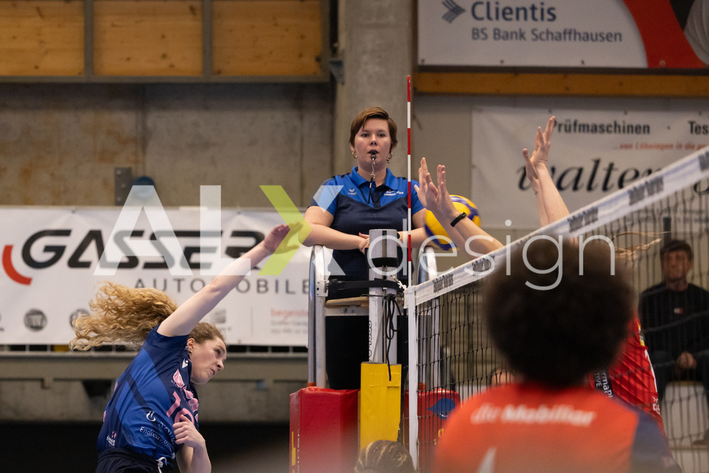 Volleyball I Frauen I Saison 2025-2026 I Volleyball NLA | Women I 1/2 Finals I  VC Kanti Schaffhausen - Sm'Aesch Pfeffingen I 07.03.2026 | 10 Jillian Gillen (USA) (Sm'Aesch Pfeffingen) – Außenangriff - Realisiert mit Pictrs.com