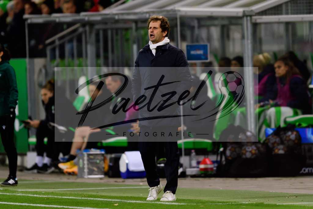 WOBJUV20211118_023 | Fussball, Frauen: Trainer Joe Montemurro (Juventus FC) schaut bei dem Spiel der UEFA Women´s Champions League zwischen VfL Wolfsburg und Juventus Turin im AOK-Stadion am 18.11.2021 in Wolfsburg, Deutschland. - Realisiert mit Pictrs.com