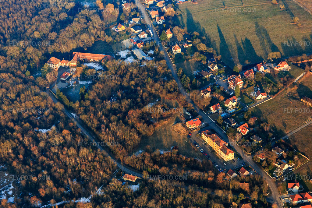 Aerial view: Rte de Lobsann and Ferme-Chateau Le Bel from the west in Lampertsloch in the state Bas-Rhin, France. – Photo: IMG_096361.jpg taken on 01/21/2017 by Werner Riehm/FLY-FOTO.com – Resolution of the original: 5388 x 3592 px
