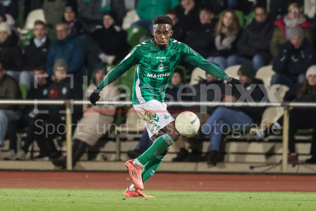 Fussball, Regionalliga Nord, SV Werder Bremen II - TSV Havelse | v.li.: David Igboanugo (SV Werder Bremen II, 2) am Ball, Freisteller, Einzelbild, Ganzkörper, Aktion, Action, Spielszene