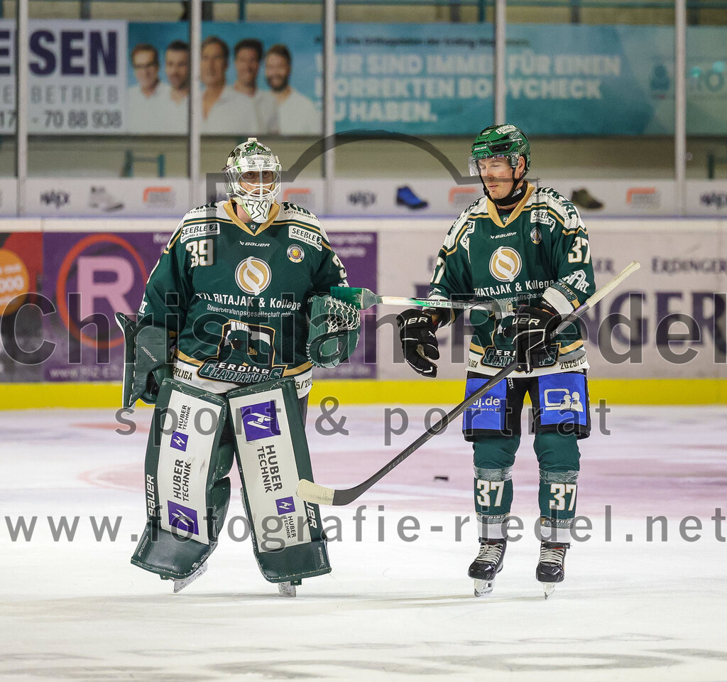 2025-08-22_095_TSV_Erding_gegen_EV_Fuessen | Erding, Deutschland, 22.08.2025:Eishockey, Oberliga Süd 2025 / 2026, Testspiel, TSV Erding gegen EV Füssen, Endergebnis: 1:4Torwart Leon Meder (Erding Gladiators, #39), Thomas Matheson (Erding Gladiators, #37)Foto: Christian Riedel / fotografie-riedel.net