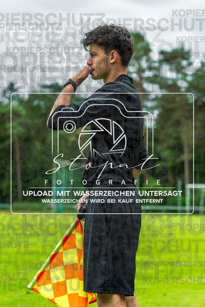 Landesliga Herren LG - TV Jahn Schneverdingen vs. MTV Eintracht Celle | Armin Maksutaj (Schiedsrichterassistent); Landesliga Herren LG - TV Jahn Schneverdingen vs. MTV Eintracht Celle am 06.06.2026 in Osterwaldstadion, Schneverdingen - Realisiert mit Pictrs.com
