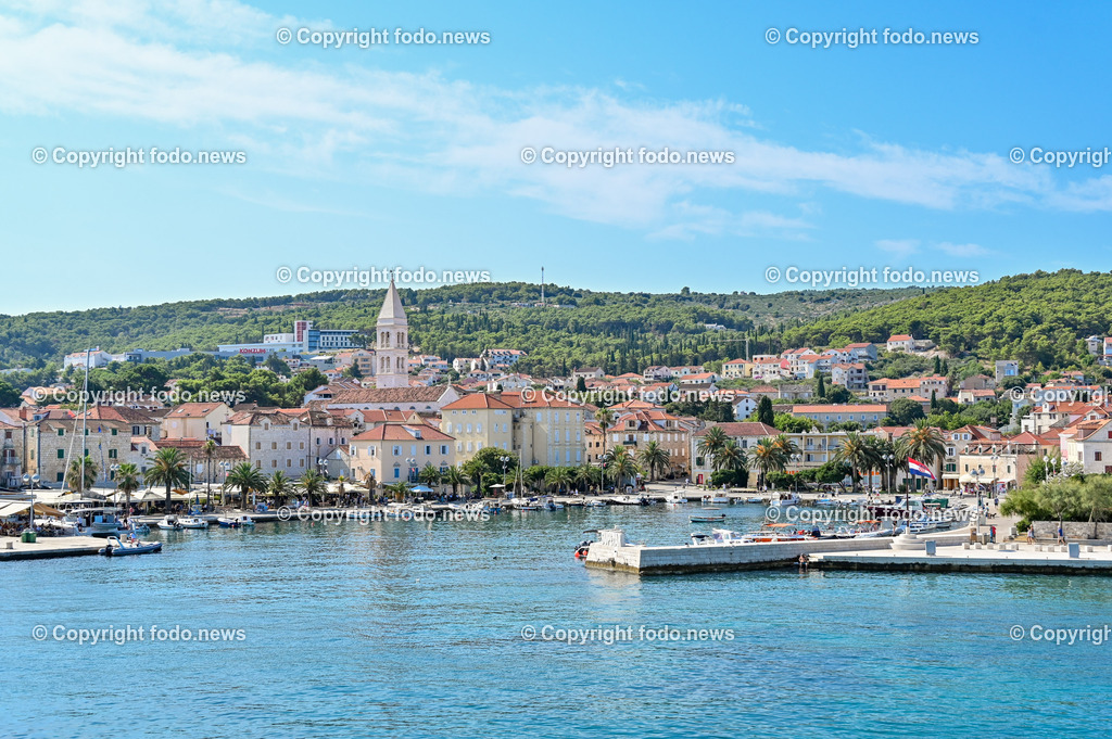 Kroatien_ Split_ Brac_ 31.07.2023-8 | 31.07.2023, Kroatien, HRV, Brač, Insel in Dalmatien im Bild Supetar, Hafen, Brač, Insel, Hafen auf der Insel Brač, Port on the island of Brac
