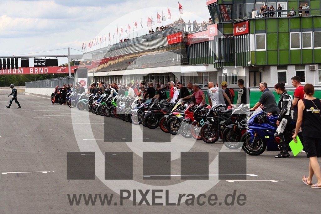 startendurance-20250830_07287 | Schöne Erinnerungen an spannende Momente - das festzuhalten ist unser Job. PIXELrace.de ist seit 2003 auf den Rennstrecken Europas unterwegs um die Action draußen beim Fahren und die wunderbare Stimmung imm Fahrerlager für euch einzufangen.