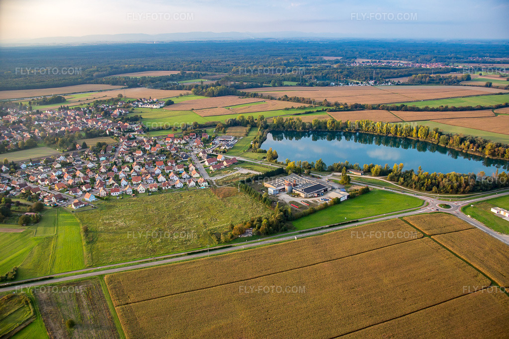 Aerial view: View of the town from the southeast in Rountzenheim in the state Bas-Rhin, France. – Photo: IMG_074339.jpg taken on 10/04/2014 by Werner Riehm/FLY-FOTO.com – Resolution of the original: 5472 x 3648 px