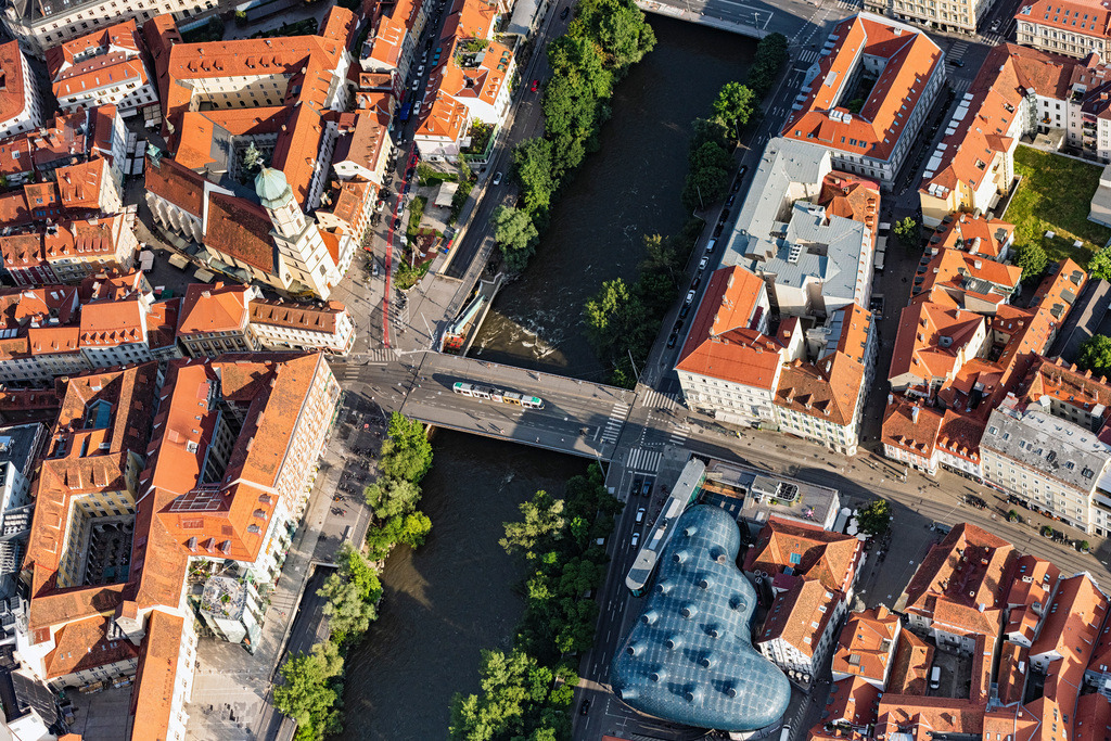 dr__0025452.jpg | GRAZ 24.06.2019 Fluß - Brückenbauwerk Erzherzog-Johann-Brücke über die Mur am Kunsthaus in Graz in Steiermark, Österreich. // River - bridge construction Erzherzog-Johann-Bruecke about the Mur on Kunsthaus in Graz in Steiermark, Austria. Foto: Daniel Reiter