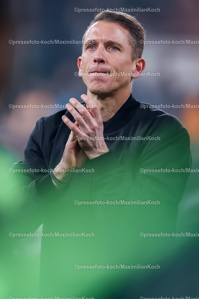 BMG13122502243 | 13.12.2025, Fußball, Borussia Mönchengladbach - VfL Wolfsburg, 1. Fußball Bundesliga, 14.Spieltag, Borussia-Park, Saison 2025 2026: Interimstrainer Daniel Bauer (VfL Wolfsburg #hc)   DFB regulations prohibit any use of photographs as image sequences and or quasi-video.