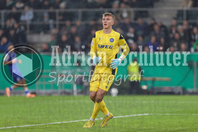 Borussia Mönchengladbach vs Karlsruher SC - DFB-Pokal 2. Runde | Mönchengladbach, Deutschland, 28.10.25:   Hans Christian Bernat (Karlsruher SC) schaut waehrend des Spiels der DFB-Pokal 2. Runde zwischen Borussia Mönchengladbach vs Karlsruher SC im Stadion im Borussia Park(Foto von Brauer-Fotoagentur / Adrian Schlueter)