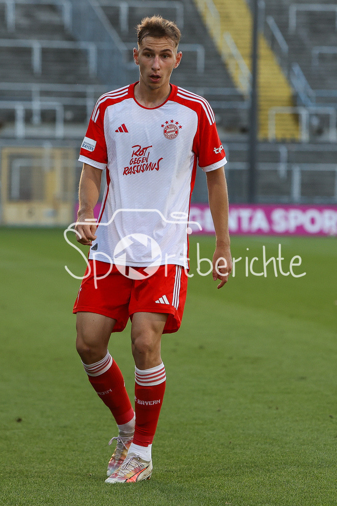 FC Bayern Amateure - FC Memmingen | Lovro ZVONAREK (FCB #8)  in Aktion / Freisteller / Einzelfoto