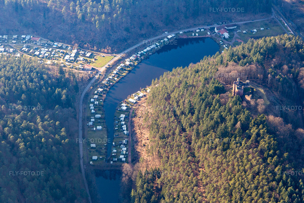 Luftbild: Dahn, Campingplatz Neudahner Weiher in Dahn im Bundesland Rheinland-Pfalz in Deutschland. Foto: IMG_086768.jpg vom 26.03.2016 durch Werner Riehm/FLY-FOTO.de